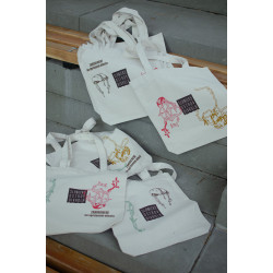 Plátená taška KORENE (2025, Svätopluk Mikyta)